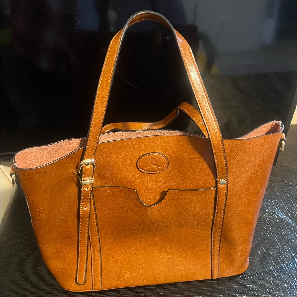 Vintage leather shoulder bag… no label.